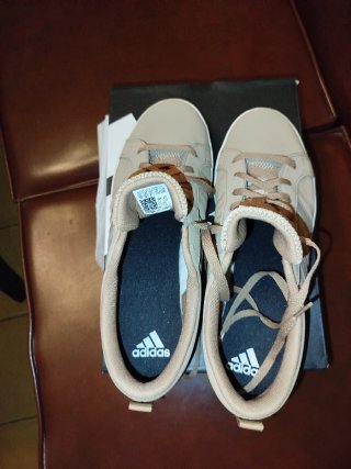 Adidas Beige/Oro Talla 45 como Nuevo