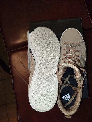 Adidas Beige/Oro Talla 45 como Nuevo