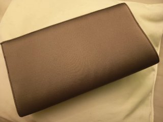 Bolso de fiesta beige con cadena dorada