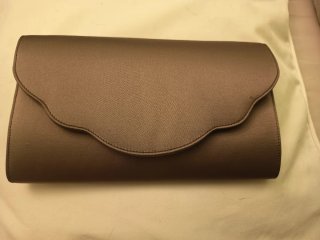 Bolso de fiesta beige con cadena dorada