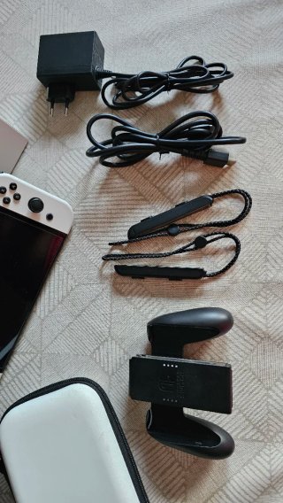 Nintendo Switch OLED Blanca + 2 fundas +Accesorios
