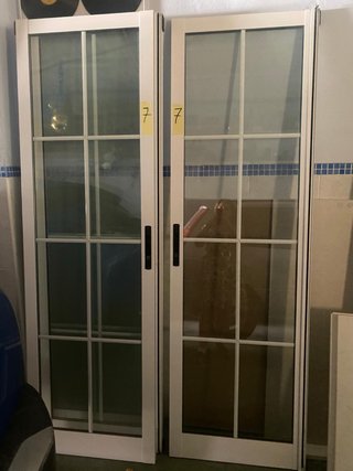 Puertas correderas de cristal con marco blanco