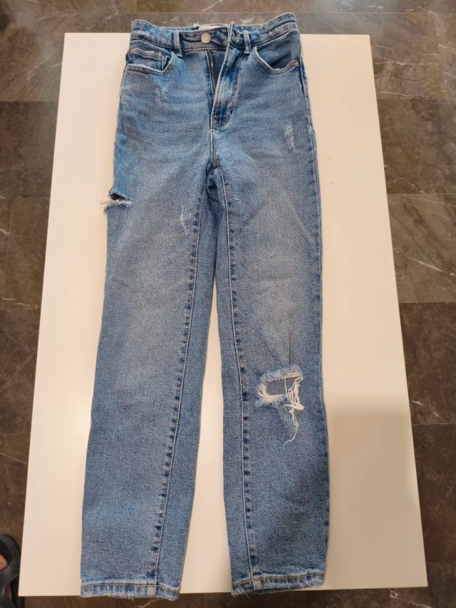 Vaqueros Stradivarius rectos rotos talla M