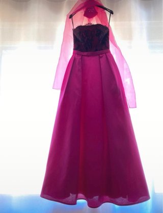 Vestido de fiesta largo negro y fucsia