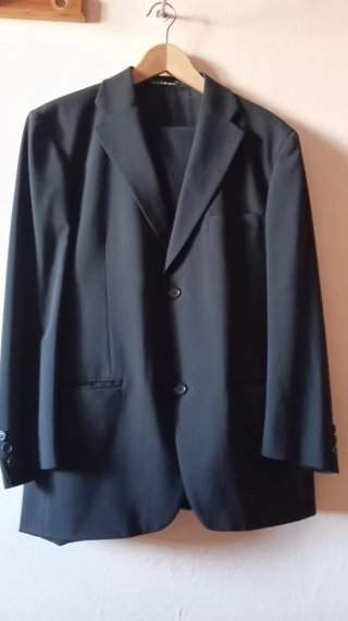 Traje de chaqueta y pantalón negro