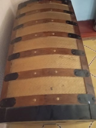 Baúl antiguo de madera y metal