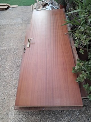 7 Puertas madera marrón con manilla