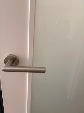 Puerta blanca lacada con cristal translúcido