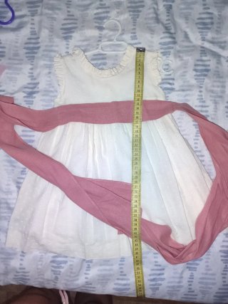Vestido de ceremonia blanco con fajín rosa