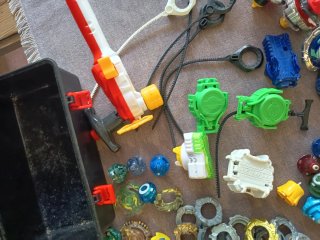 Lote de Peonzas Beyblade y Accesorios