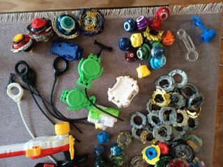 Lote de Peonzas Beyblade y Accesorios
