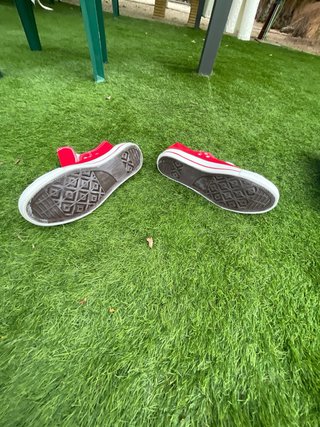 Zapatillas rojas estilo Converse