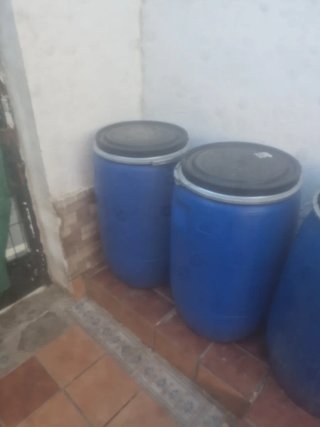 2 Bidones Azules con Tapa Hermética