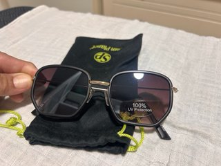 Gafas de sol MAN negras y doradas