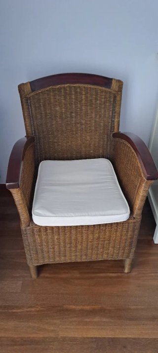 Sillón de mimbre con cojín beige