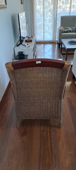 Sillón de mimbre con cojín beige