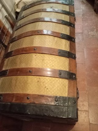 Baúl antiguo de madera y metal