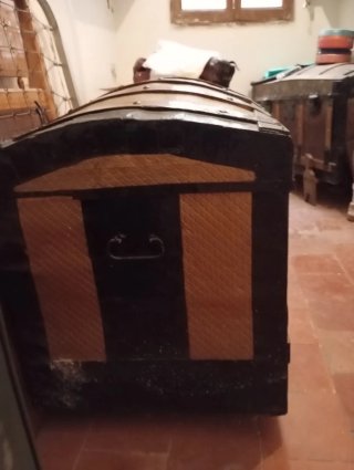 Baúl antiguo de madera y metal