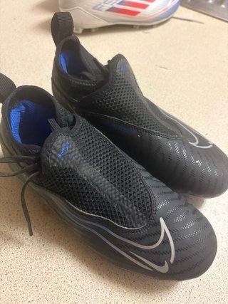 Zapatillas Fútbol Niño Adidas Blancas. Nike negras