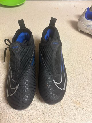 Zapatillas Fútbol Niño Adidas Blancas. Nike negras