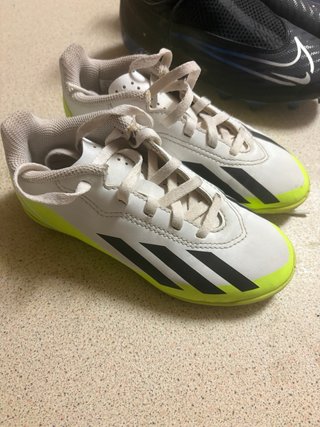 Zapatillas Fútbol Niño Adidas Blancas. Nike negras
