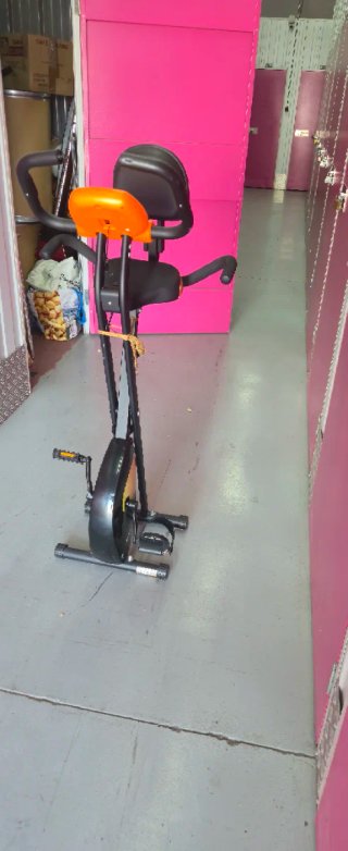 Bicicleta Estática Naranja y Negra
