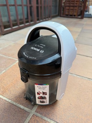 Aspirador Bosch sin bolsa 700W Parquet