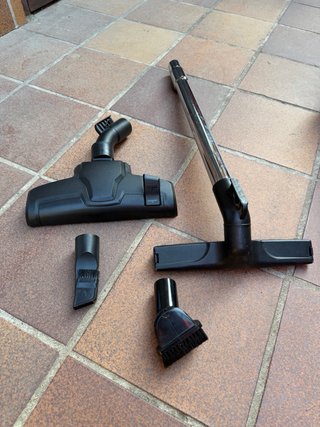 Aspirador Bosch sin bolsa 700W Parquet