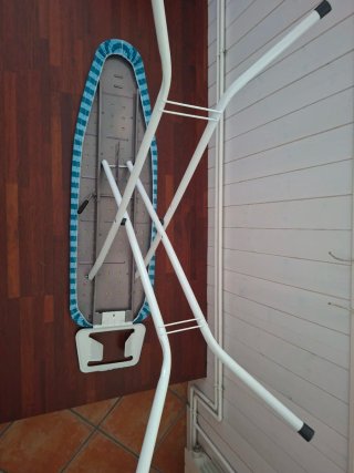 Tabla de planchar con soporte.