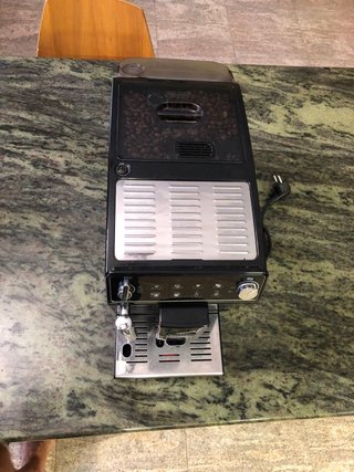 Cafetera Negra DeLonghi