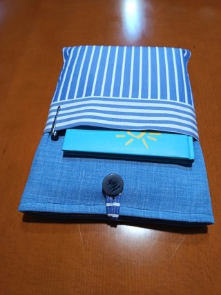 Funda literaria azul y blanca