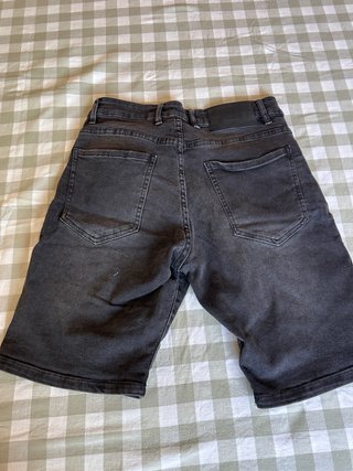 Pantalón corto vaquero Zara negro desgastado