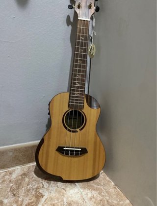 Ukelele Egmond. PRECIO NEGOCIABLE.