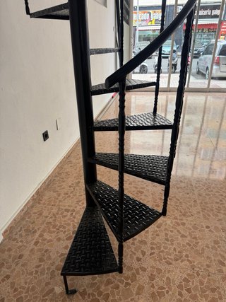 Escalera de caracol metálica negra
