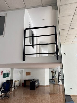 Escalera de caracol metálica negra