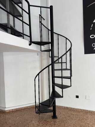 Escalera de caracol metálica negra