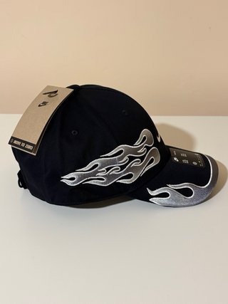 Gorra Nike Club Flame Negra y Plateada