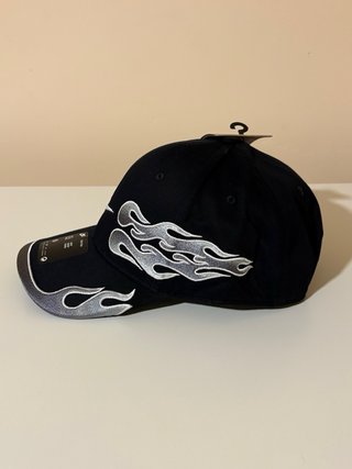 Gorra Nike Club Flame Negra y Plateada