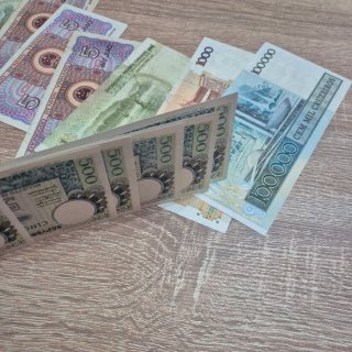 Lote Banconote: Lire, Cruzeiros, Yuan, 5
