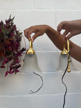 Aplique de pared dorado con tulipa