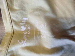 Camiseta amarilla cuello pico