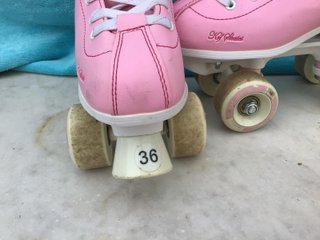 Patines Rosa T36 y Casco B'Twin Rosa Talla M