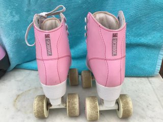 Patines Rosa T36 y Casco B'Twin Rosa Talla M