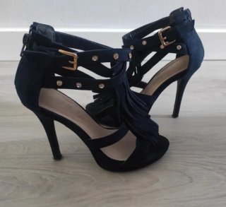 Sandalias azules con flecos y pedrería