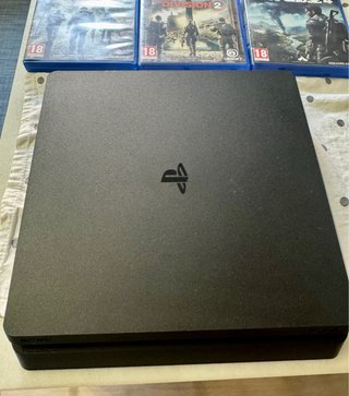 PS4  1TB Negra con 2 Mandos y 3 Juegos