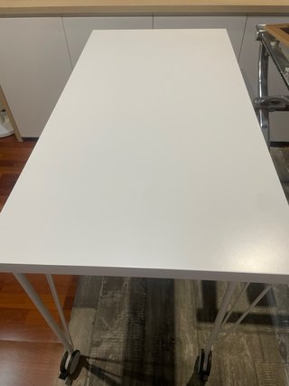 Mesa estudio Ikea con ruedas