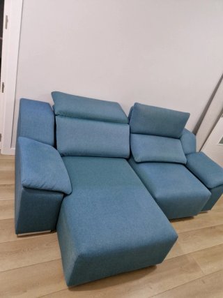 Sofá de tela azul