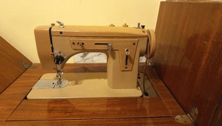 Máquina de coser Singer antigua con mueble.
