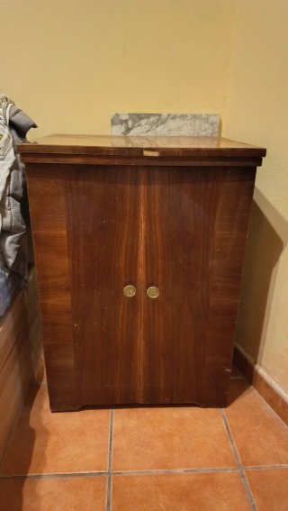 Máquina de coser Singer antigua con mueble.
