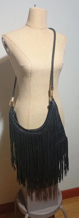Bolso Flecos Negro Efecto Cuero